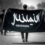 تصویر مردی با لباس سیاه که در فضای سیاه پرچم بزرگی را در دست دارد و روی پرچم نوشته شده یا حسین