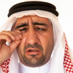 یک مرد عرب با حال اندوهگین در حال گریه تصویر افقی و رئال بسته‌ی چهره که به دوربین نگاه میکند