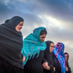 تصویری واقع گرایانه از زنان عراقی در مسیر مشایه برای خدمت به زائران اربعین بکش که روح مقاومت و اربعین را به نمایش بگذارد
