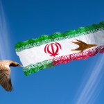 پرنده ای استوره ای که هر بالش یک پرچم ایران است در آسمان آبی