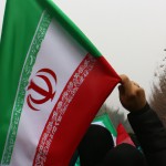 تصویر پرچم ایران در دست دانش آموزان ایرانی در حال رفتن به اربعین