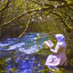دختری که دارد کتاب شاهنامه را درکنار رودی در جنگل می خوند