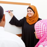 تصویر از یک معلم چادری در حال آموزش به بزرگسالان در کلاس درس
