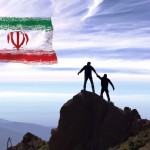 بر فراز قله کوه پرچم ایران بر افراشته شده و مردان ایرانی در پایین کوه دست در دست هم داده اند با پرچم ایران
