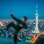 جکی چان در حال یک حرکت رزمی روی برج میلاد