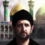 یک پرتره هیپر-واقع‌گرایانه و بسیار دقیق از مردی در پس‌زمینه حرم مطهر امام رضا (ع) که ویژگی‌های چهره او به طور کامل حفظ شده است