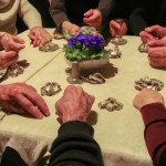 خانواده مذهبی ایرانی دور سفره هفت سین