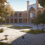 حیاط مدرسه پسرانه متوسطه اول با دانش آموزان با معماری ایرانی و نشان های ملی ایران