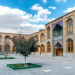 حیاط مدرسه پسرانه متوسطه اول با دانش آموزان با معماری ایرانی و نشان های ملی ایران