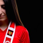 عکس هنری خانم هوادار پرسپولیس که داخل ورزشگاه هستش غمگین لباس باشگاه پرسپولیس و پوشیده و دور گردنش شال باشگاه پرسپولیس هستش