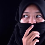 یک دختر محجبه و زیبا که عمیقا در حال فکر کردن است