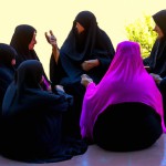 تصویری از ۵ یا ۶ نفر خانم محجبه که دور هم نشسته اند و و باهم صحبت میکنند