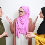 تصویری از چند خانم باحجاب درحال صحبت کردن با یکدیگر