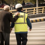 پلیس ایرانی در حال کمک به یک پیرمرد برای عبور از خیابان