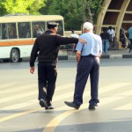 پلیس ایرانی در حال کمک به یک پیرمرد برای عبور از خیابان