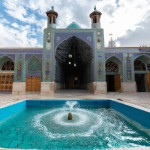 تصویری از یک مسجد ایرانی که‌در حیاط آن حوز آبی بافواره زیباقرار دارد