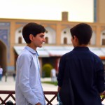 یه تصویر دو تا پسر جوان تو میدان نقش جهان که درحال صحبت باهم دیگه هستند.