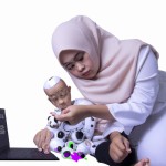 مادری حجاب دار با کمک هوش مخواهد با کودک 4 ساله خود بازی کند