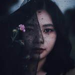 عکسم می‌خوام صورتم هیچ تغییر نکنه و اصلا عوض نشم فقط در حد یه عمل بینی فانتزی و رفع جوش و لکه و وسط طبیعت باشم و با لباس کردی تمام مشکی با از این کمربندها که روی لباسشو می‌بندند سفیده