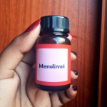 عکس دست یک دختر ک شیشه دارو در دستش است و روی دارو اسم و مشخصات دارو نوشته شده است
