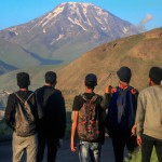 نوجوانان مسجد با اشتیاق به کوه دماوند میروند و تو سرو کاه هم میزنند