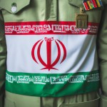 عکس سرباز که پرچم ایران به دست دارد