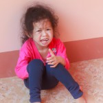 دختر بچه درحال گریه کردن