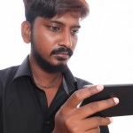 نوجوان آرام و با وقار علاقمند به بازی موبایل