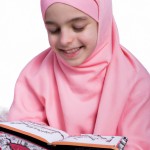 یک دختر شیعه در حال خواندن قرآن با روسری صورتی و چشم های بسته و لب خندان جوری که دندان هاش دیده نشه و سرش یک مقداری پایین باشه از جهت رو به رو زمینه سفید باشه