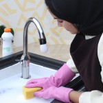 برام یه تصویر تولید که یک مادر ایرانی در حال شستن ظرف با مایع ظرفشویی اکتیو است