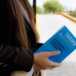 عکس زیر رو بساز 
کتاب در یک ایستگاه اتوبوس دست یه خانم جوان