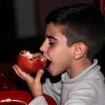 علی داره انار می خوره در شب یلدا