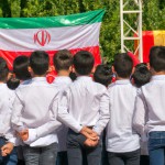 تمام دانش آموزان مدرسه پسرانه در حیاط در حال خواندن سرود ملی جمهوری اسلامی ایران پرچم هم باشد
