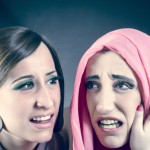دو تا دختر با حجاب که یکیشون گریه میکنه
