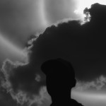 یک عکس سیاه سفید و بدون جزییات از یک فرد که در هاله ای از ابر باشد