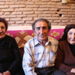 خانواده بازنشسته و شاد ایرانی، داخل منزل ساده