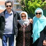 خانواده بازنشسته و شاد ایرانی، دخل منزل ساده