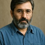 شهید سید مرتض آوینی با پیراهن آبی لی / موی کمی سپید /