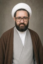 صورت استاد شهید مرتضی مطهری نیم تنه روحانی عمامه سفید با عبای قهوه ای پشمی با لباده طوسی خط دار سفید و پیراهن سفید دکمه دار یقه آخوندی - پرتره روبه دوربین