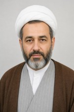 نیم تنه روحانی عمامه سفید با عبای قهوه ای پشمی با لباده طوسی خط دار سفید و پیراهن سفید دکمه دار یقه آخوندی - پرتره روبه دوربین