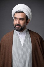 نیم تنه روحانی عمامه سفید با عبای قهوه ای پشمی با لباده طوسی خط دار سفید و پیراهن سفید دکمه دار