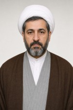 نیم تنه روحانی عمامه سفید با عبای قهوه ای پشمی با لباده طوسی خط دار سفید و پیراهن سفید دکمه دار - روحانی دقیقا رو به دوربین نگاه می کند