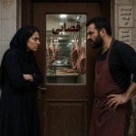 زنو مردو در قصابی پشت در طراحی کن که با چهره عصبی به هم نگاه میکنن