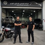 ماسه تا رفیقم که میخوایم یه کارگاه بازسازی خودرو راه بندازیم سوله ما حدودا 200متره میخوام ماجلو سوله ایستاده باشیم روبه دوربین که داخل کارگاه دپتا ماشین درحال باز سازی باشع ویه موتور سیکلت سی بی 1300یکی از رفیقام سیبل داره ریش نداره